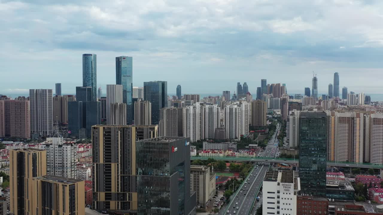 4K分辨率实时镜头，无人机视角青岛城市景观视频素材