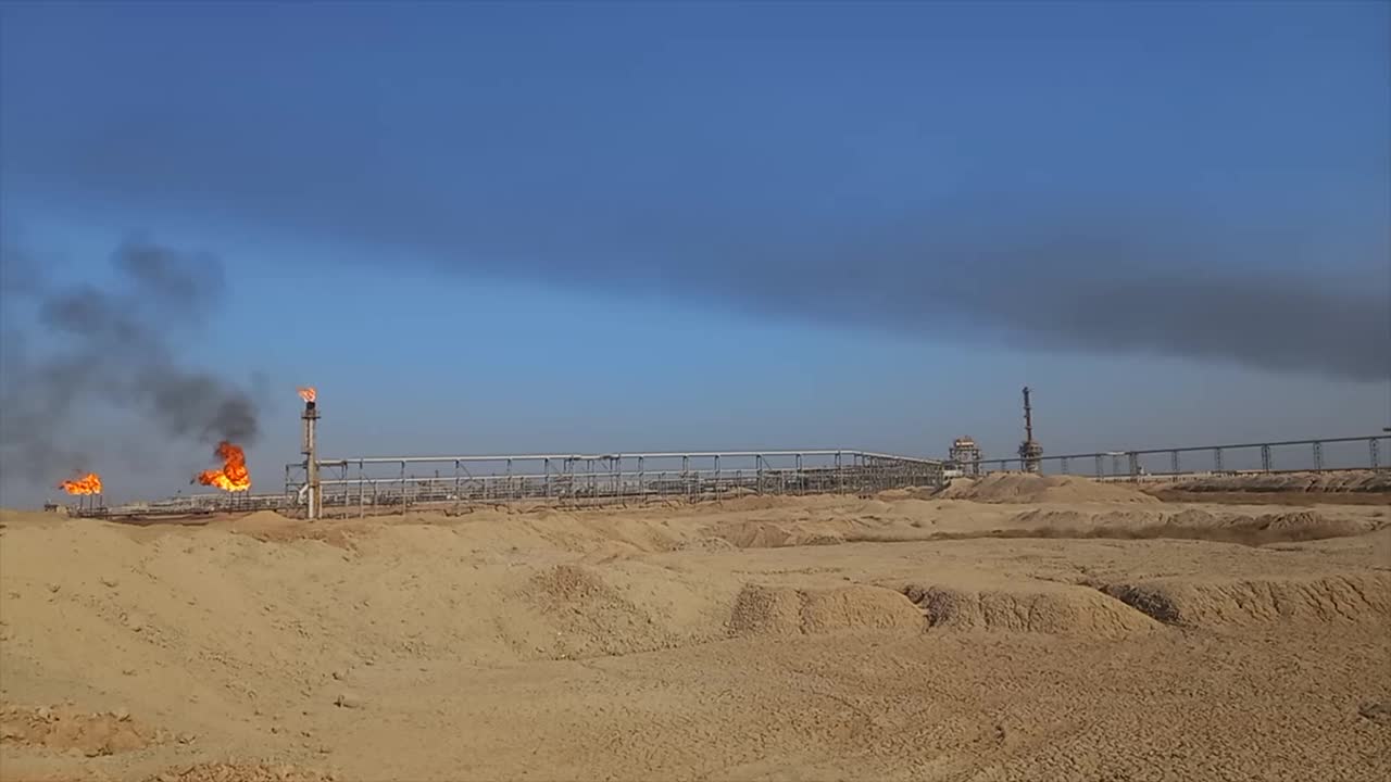 油田工业，燃烧气体火焰。视频下载
