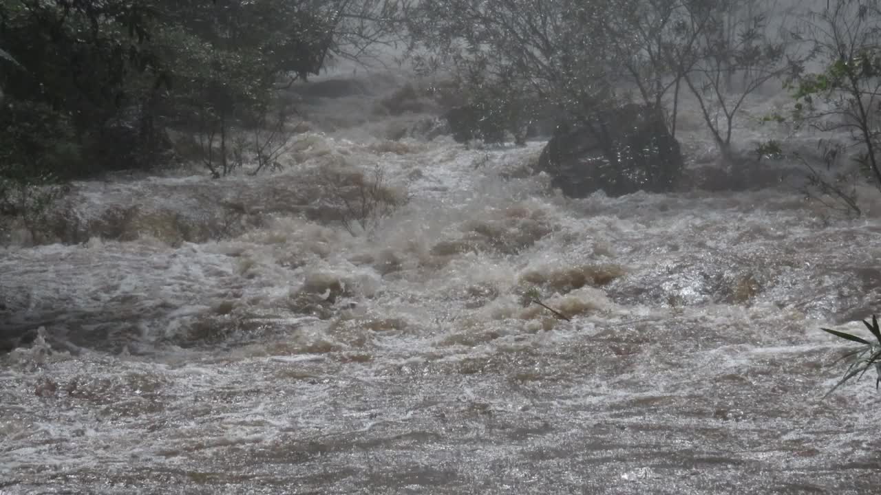 泥泞泛滥的河流里有瀑布视频素材