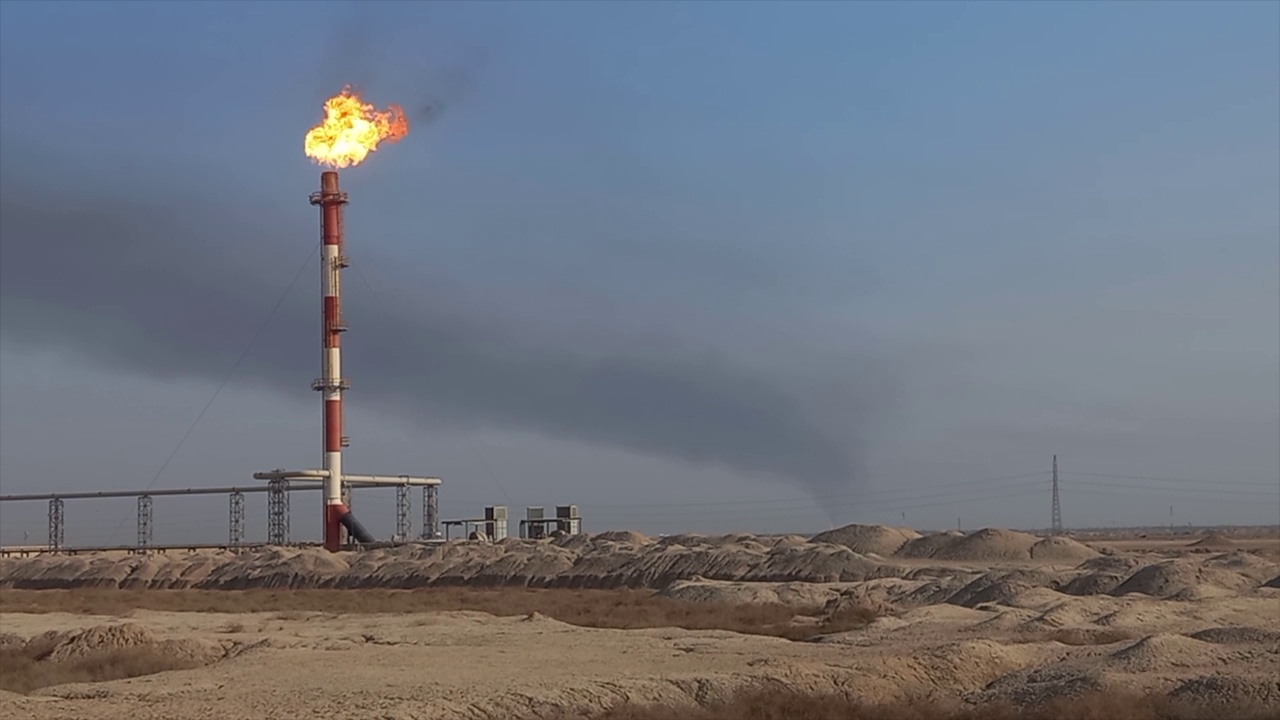 油田工业，燃烧气体火焰。视频素材
