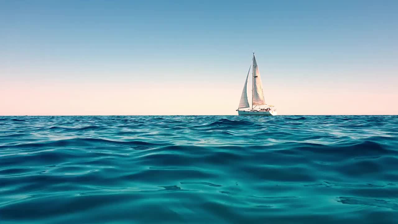极低角度的小白色游艇船航行缓慢在平静的开放的海洋视频素材