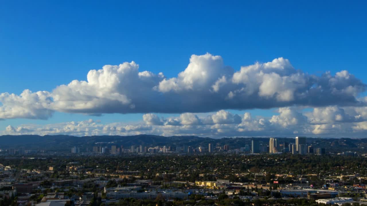 在阳光明媚的日子里，云层漂浮在城市上空——加利福尼亚州的洛杉矶视频素材