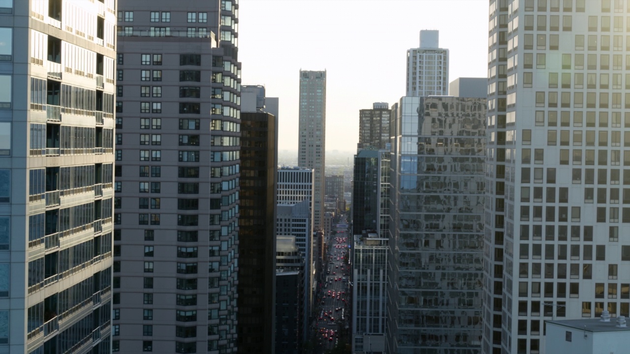 空中缓慢倾斜，高耸的摩天大楼高高耸立在繁忙的市中心街道-芝加哥，伊利诺伊州视频素材