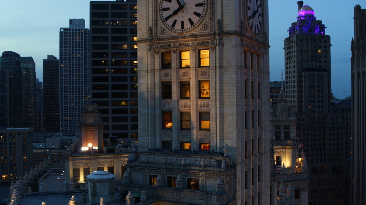 在伊利诺斯州芝加哥市中心，从箭牌大楼钟塔上慢慢倒转的天线视频素材