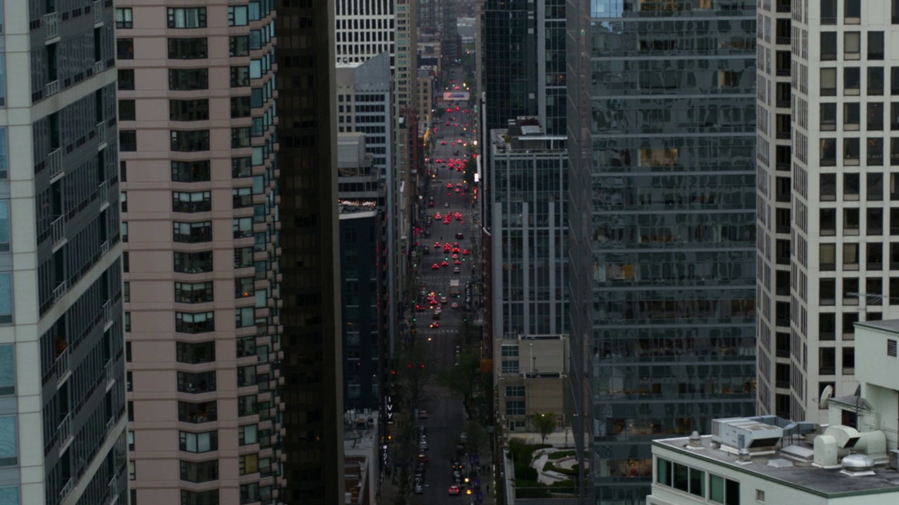 高空拍高安大略街和市中心高层建筑-芝加哥，伊利诺伊州视频素材