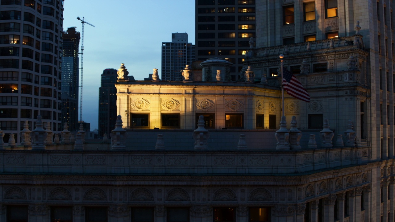 伊利诺斯州芝加哥市区箭牌大楼上的美国国旗上的天线慢慢倒转视频素材