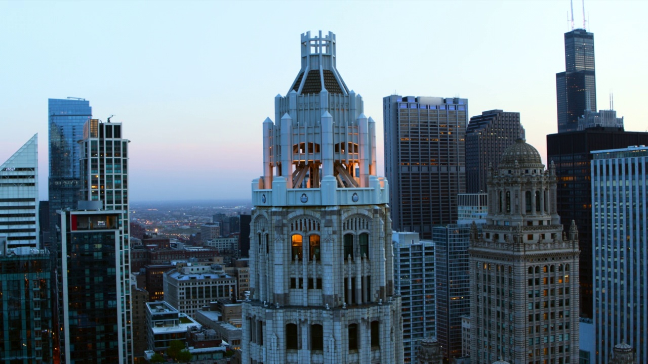 空中缓慢地拍摄历史悠久的市中心塔和周围的摩天大楼-芝加哥，伊利诺斯州视频素材