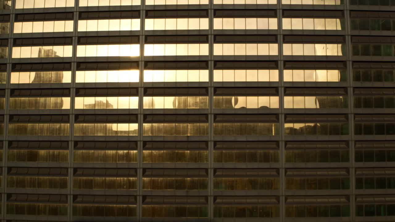 空中侧盘的现代市中心高层建筑与反射阳光在窗户-芝加哥，伊利诺伊州视频素材