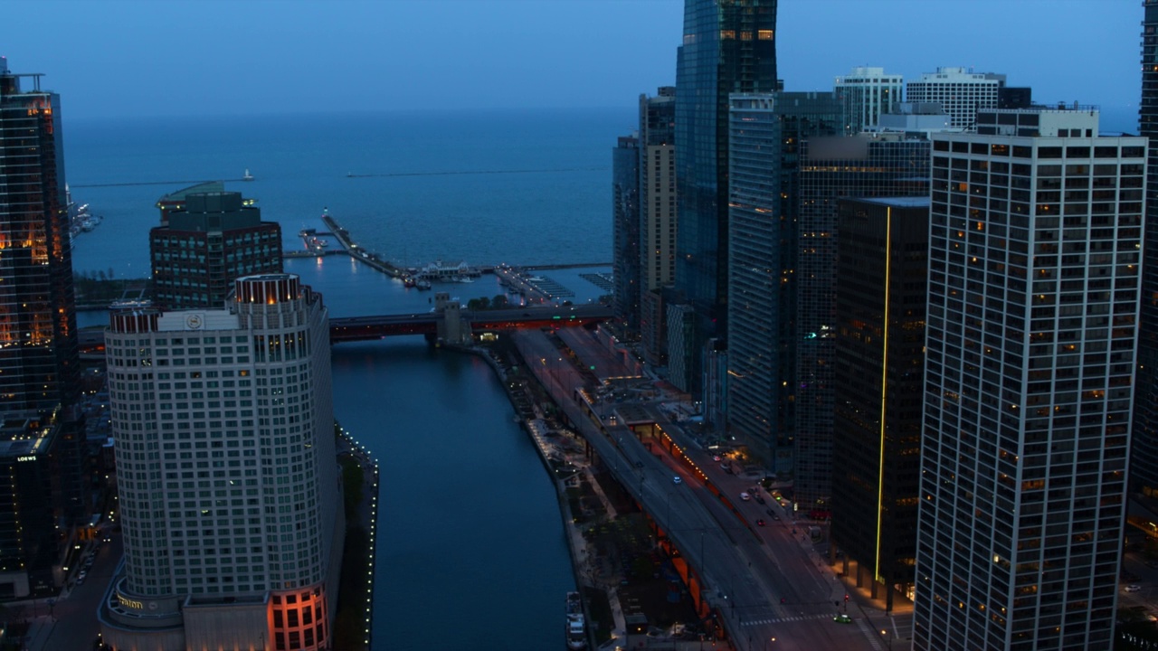 空中拍河在市中心高层建筑的顶部在黄昏-芝加哥，伊利诺斯州视频素材