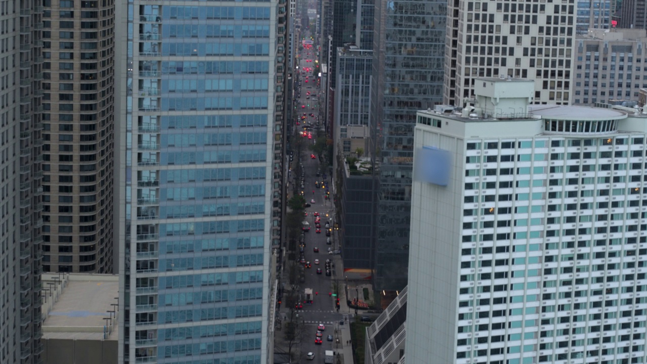 空中倾斜沿湖岸车道和安大略街的高层建筑-芝加哥，伊利诺伊州视频素材