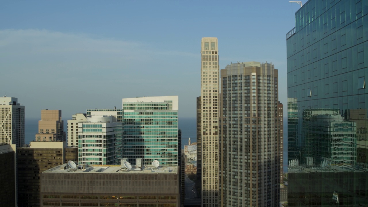 空中缓慢侧盘的现代市中心高层建筑与反射阳光-芝加哥，伊利诺伊州视频素材