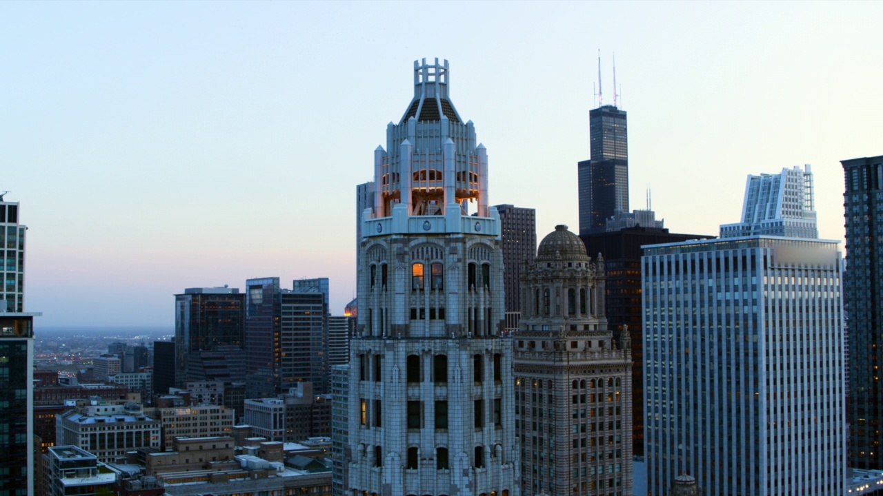 从一座历史悠久的市中心塔上缓缓倒转的天线——伊利诺斯州的芝加哥视频素材