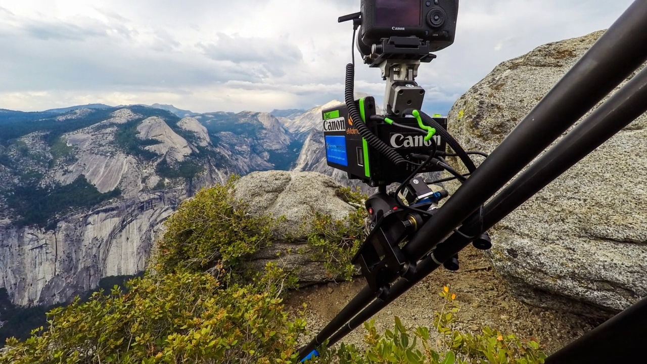 相机记录国家公园多云天空下的山脉——加利福尼亚州约塞米蒂视频下载