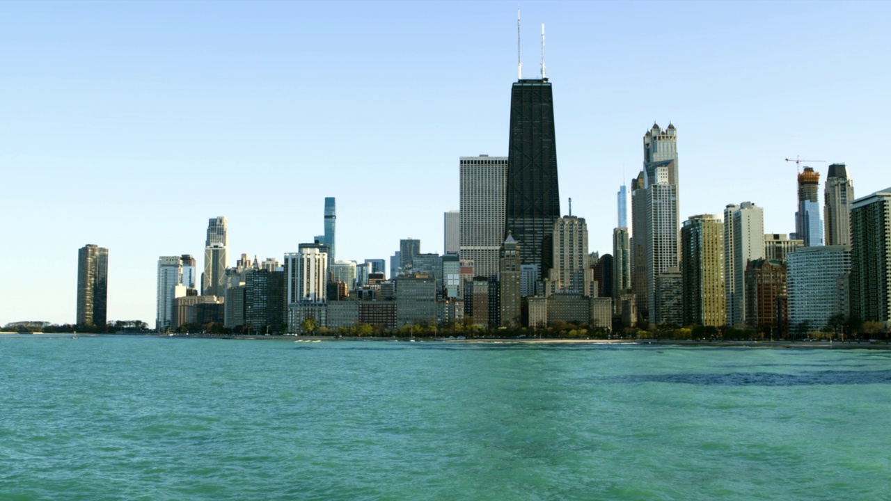 空中慢慢接近美丽的市中心在密歇根湖-芝加哥，伊利诺伊州视频素材