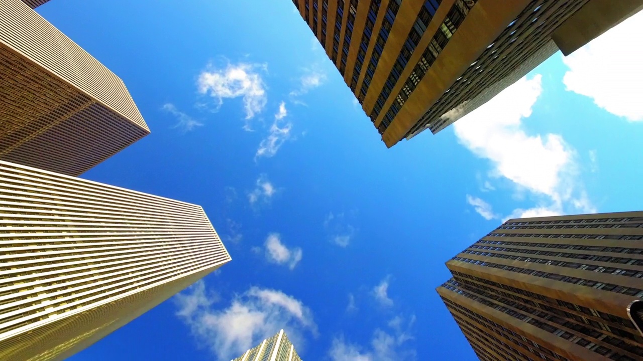 视角下直接拍摄的现代建筑在多云的天空下的城市-纽约，纽约视频下载