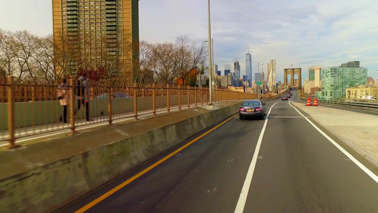 在布鲁克林大桥路上行驶的汽车在城市-纽约，纽约视频素材