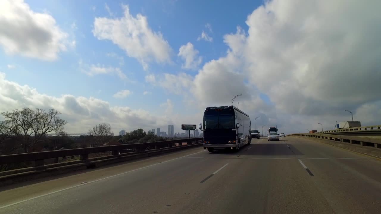 在阳光明媚的日子里，公共汽车和汽车在城市的街道上——新奥尔良，路易斯安那州视频下载