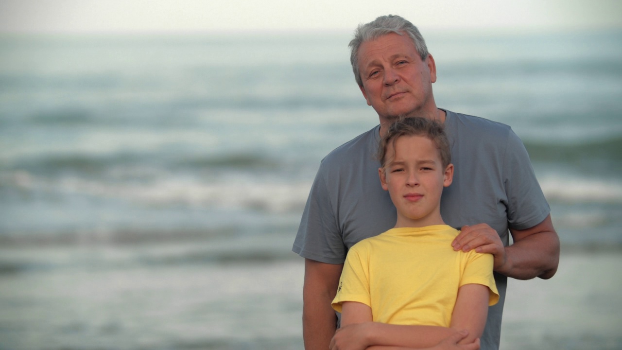十几岁的男孩和爷爷在海边视频下载