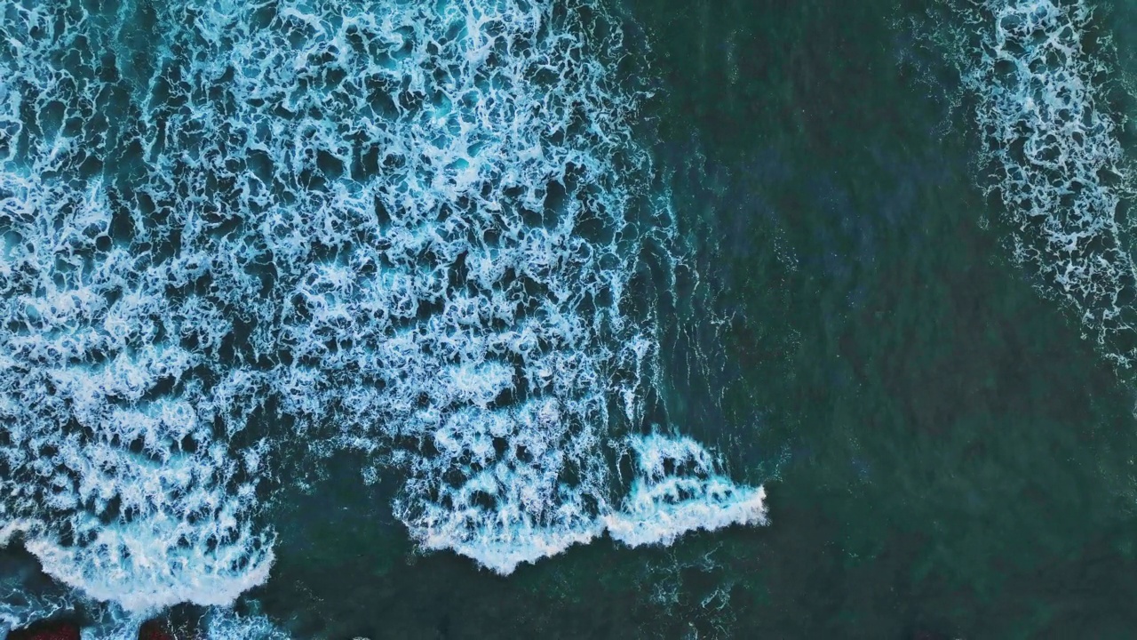 无人机拍摄的航拍慢镜头，海浪冲击着斯里兰卡的岩石海岸视频素材
