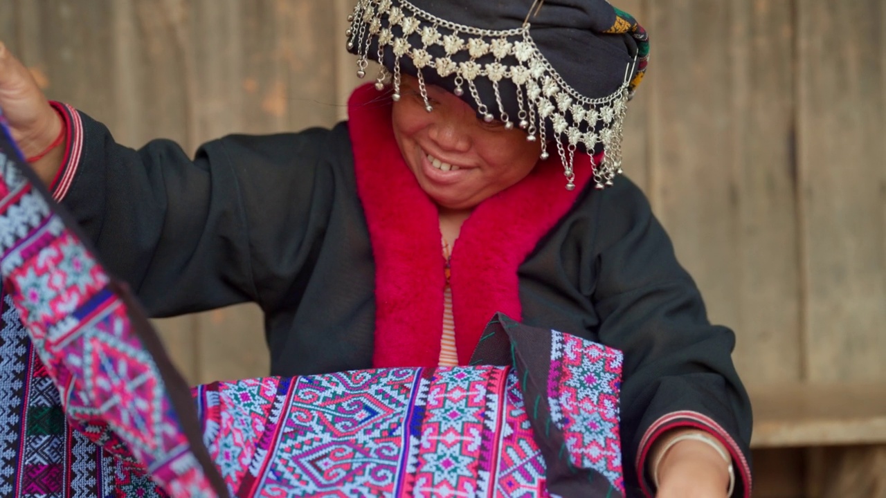 快乐的部落妇女在他的家乡缝衣服。视频下载