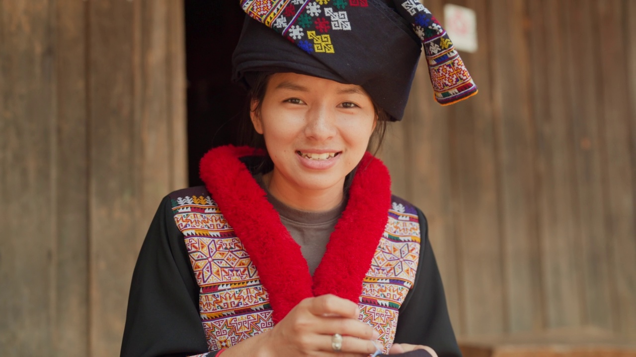 一个幸福的部落妇女的肖像正在他的家乡缝纫。视频下载
