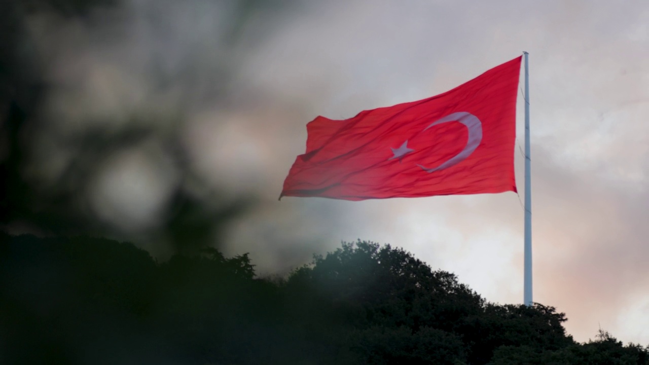 土耳其国旗伊斯坦布尔4K，土耳其国旗和风景，土耳其国旗在风中飘扬视频素材
