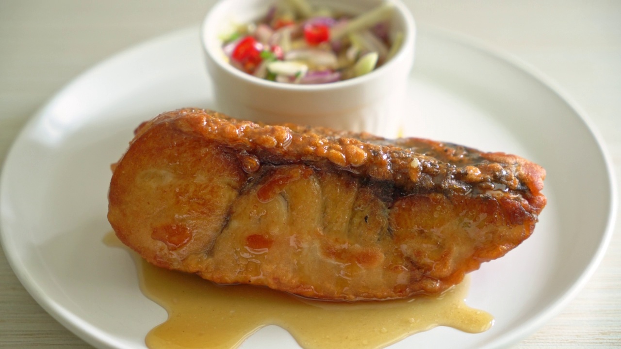 炸鲷鱼配鱼露和辣沙拉——亚洲美食风格视频下载