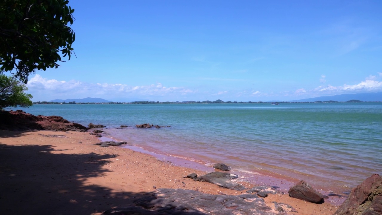 泰国禅他武里的粉红海岸和大海视频下载