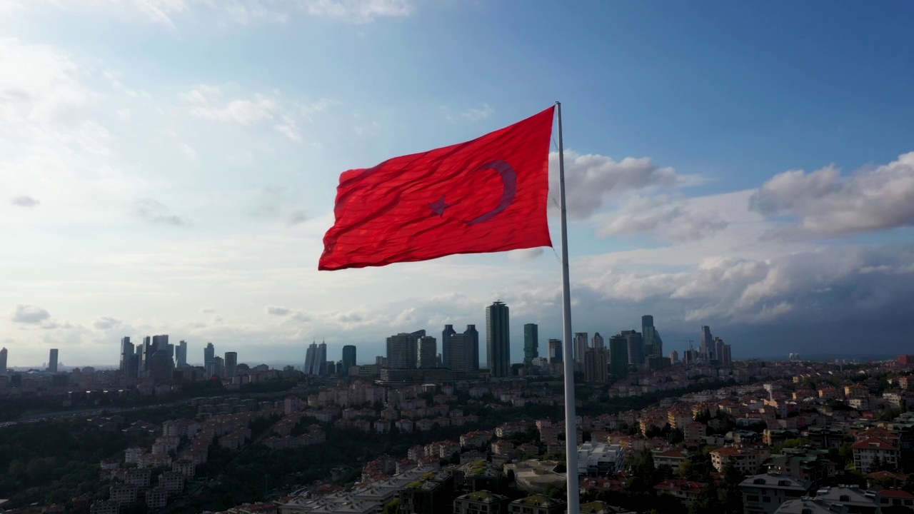 鸟瞰土耳其国旗伊斯坦布尔4K，土耳其国旗和景观，土耳其国旗和伊斯坦布尔视频素材