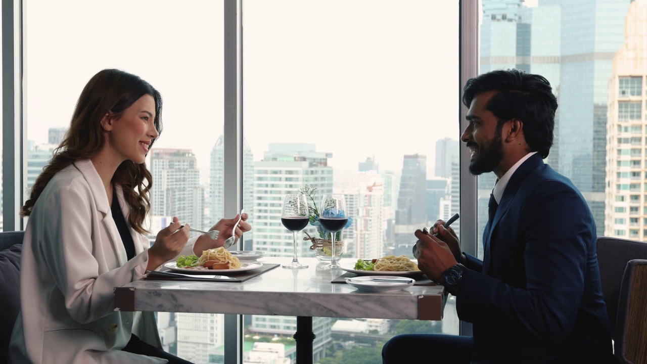 一对幸福的年轻夫妇在一家豪华酒店用餐，进行浪漫的约会。视频素材