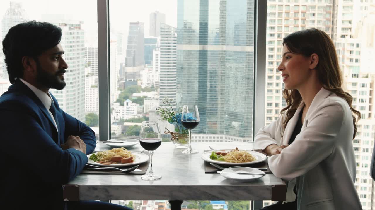 一对幸福的年轻夫妇在一家豪华酒店用餐，进行浪漫的约会。视频素材