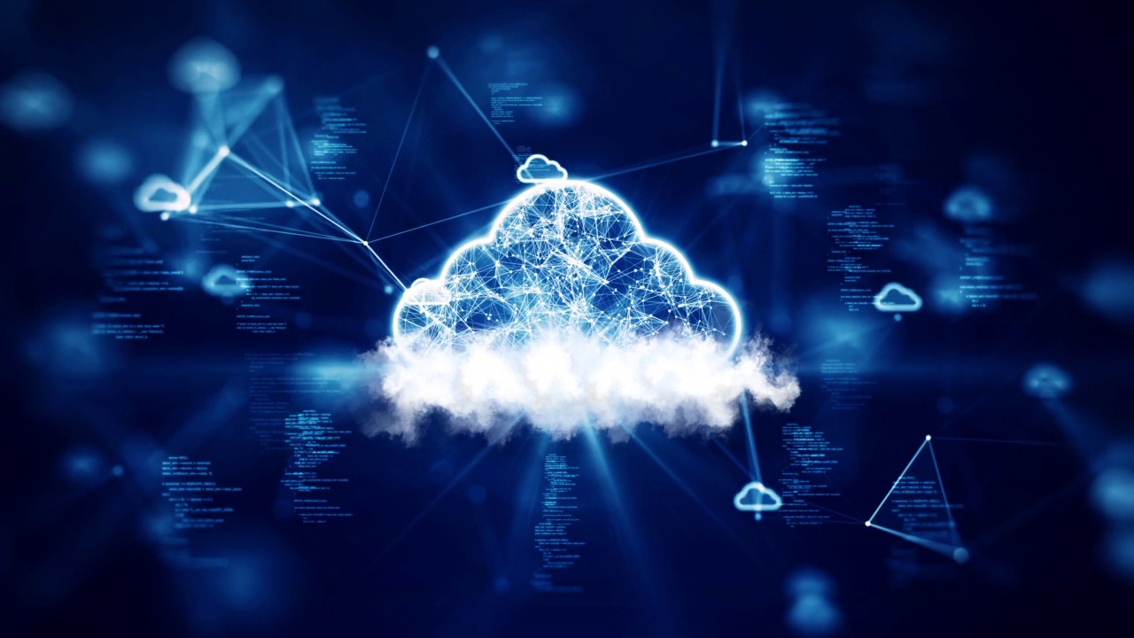 具有网络安全数据保护的云和边缘计算技术概念。中央显眼的白云上方有一个巨大的云图标。深蓝色背景的多边形连接代码。视频素材