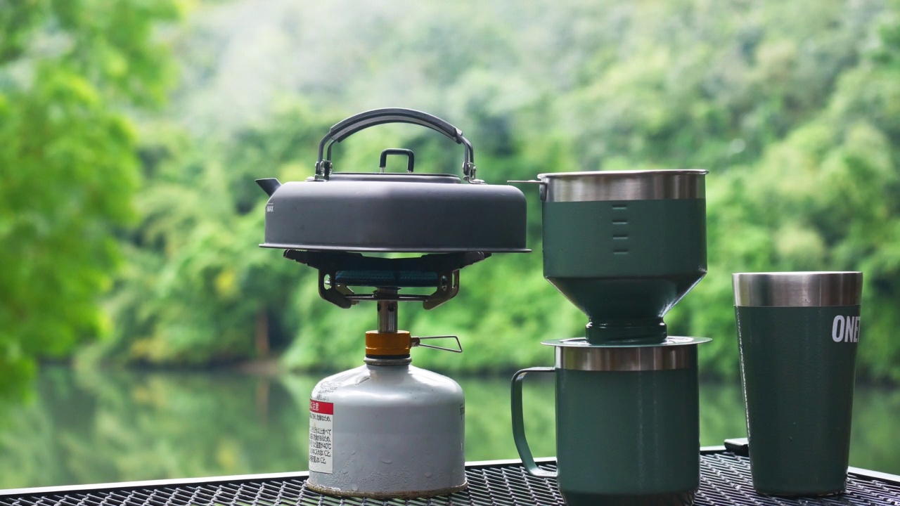 在国家公园野营，水壶在煤气炉上沸腾，喝着咖啡视频素材