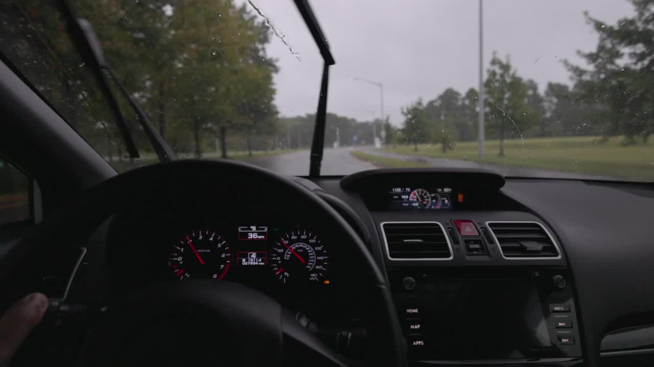 驾驶Pov恶劣天气郊区空路-下雨视频素材