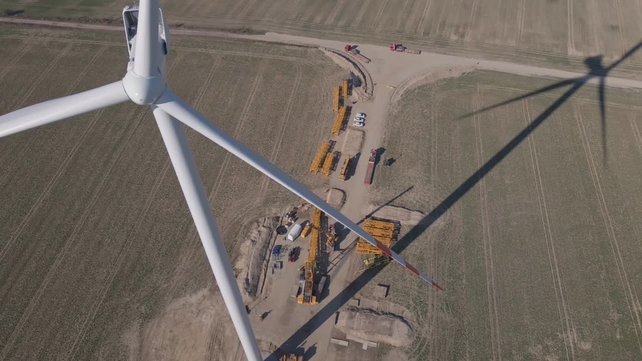 风力发电机安装过程可再生能源发展视频素材