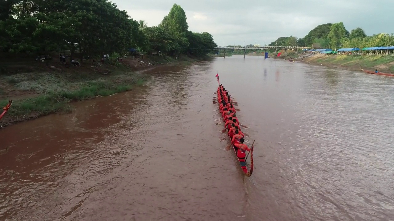 亚洲人在河流中练习赛龙舟视频下载