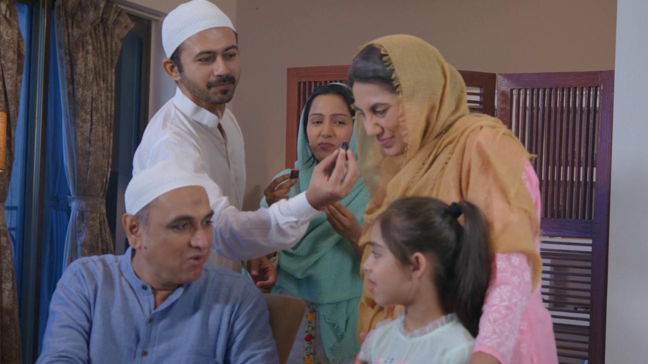 印度快乐的穆斯林家庭在斋月斋戒期间互相喂食。视频下载