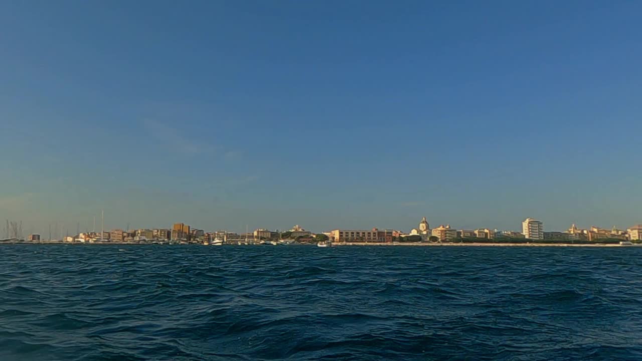 从海上看特拉帕尼的城市景观和海岸线。意大利视频素材