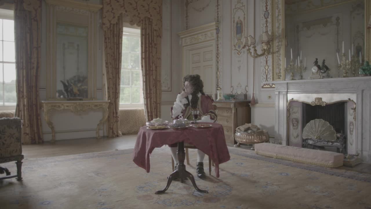 公爵在一个宏伟的庄园里提供食物-格鲁吉亚时代重演视频素材