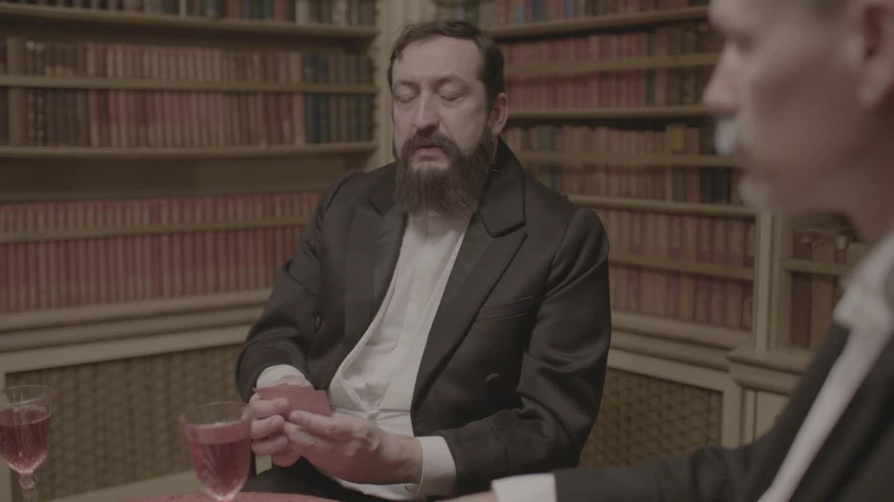 男人们在一个大庄园里玩纸牌游戏-格鲁吉亚时代重演视频下载