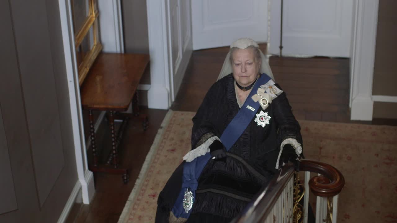 维多利亚女王走上楼梯-维多利亚时代的重演视频下载