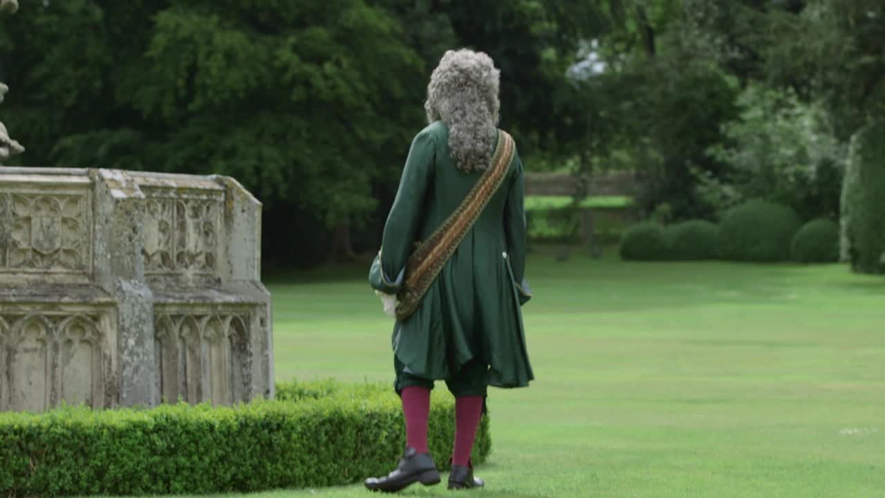心烦意乱的公爵在大庭园散步-格鲁吉亚时代重演视频素材