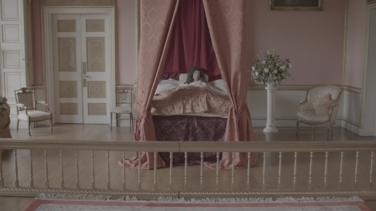 公爵看一个男人睡在床上-格鲁吉亚时代重演视频素材