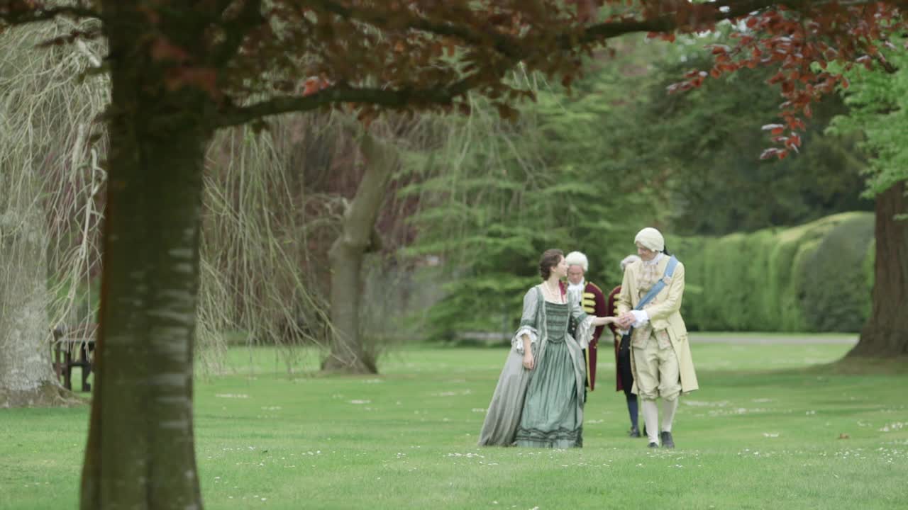 王子和公主在大花园，后面跟着两个仆人——格鲁吉亚时代重演视频素材