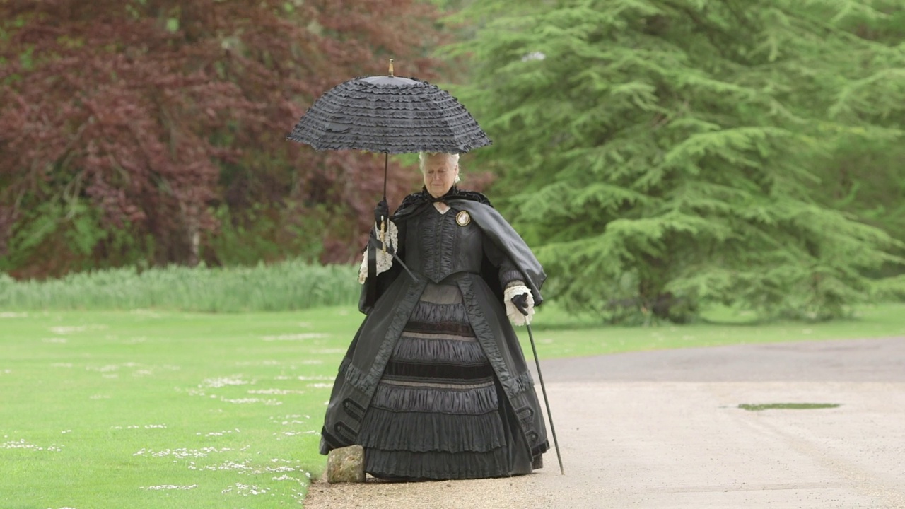 维多利亚女王走过花园-维多利亚时代重演视频素材