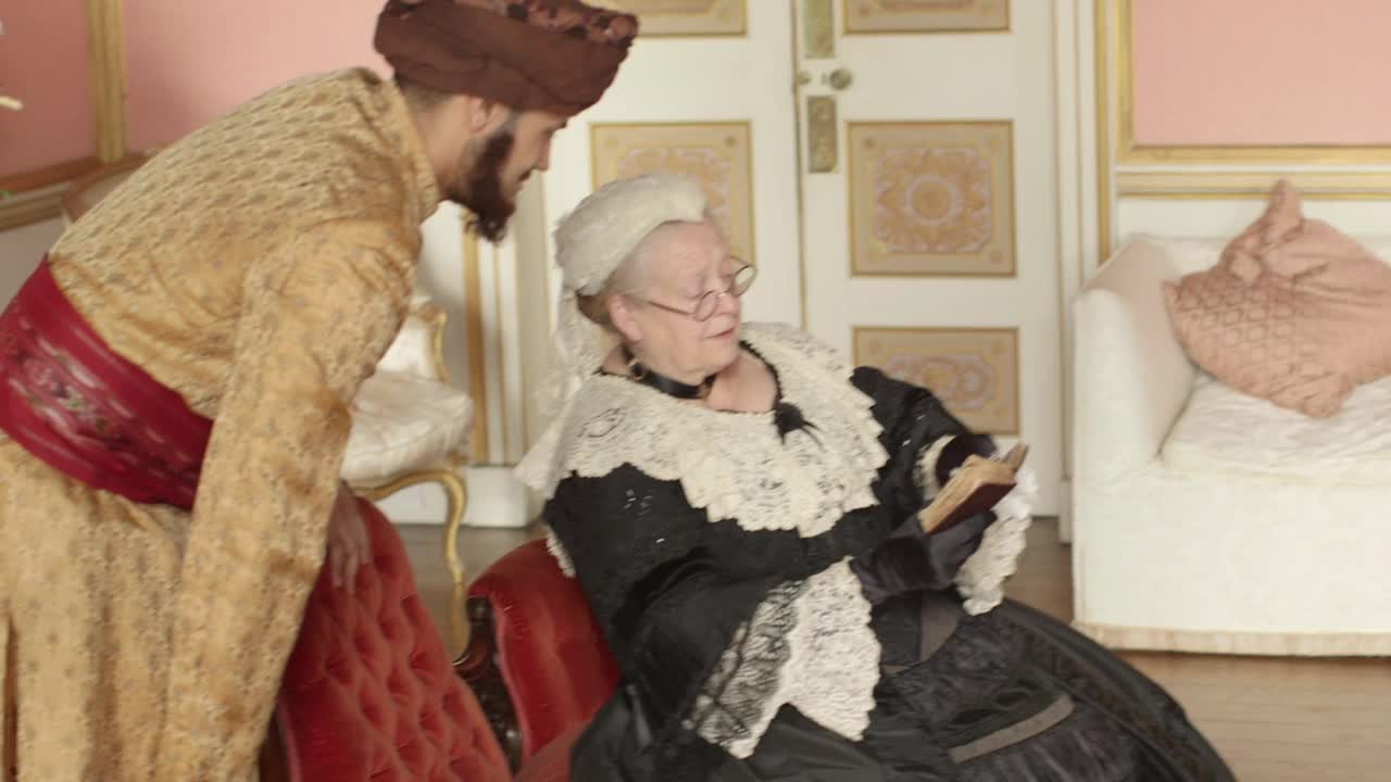 女王与皇帝讨论书-维多利亚时代重演视频下载