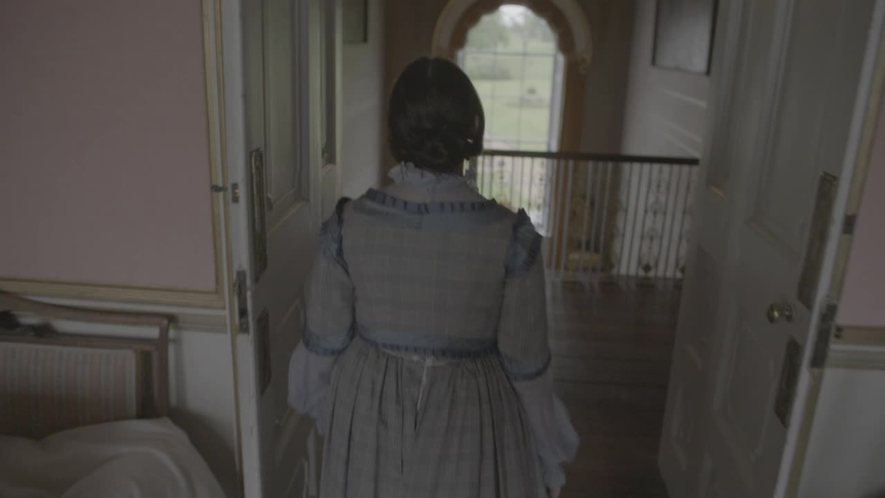 年轻的女王走下楼，经过走廊的管家-维多利亚时代的重演视频下载