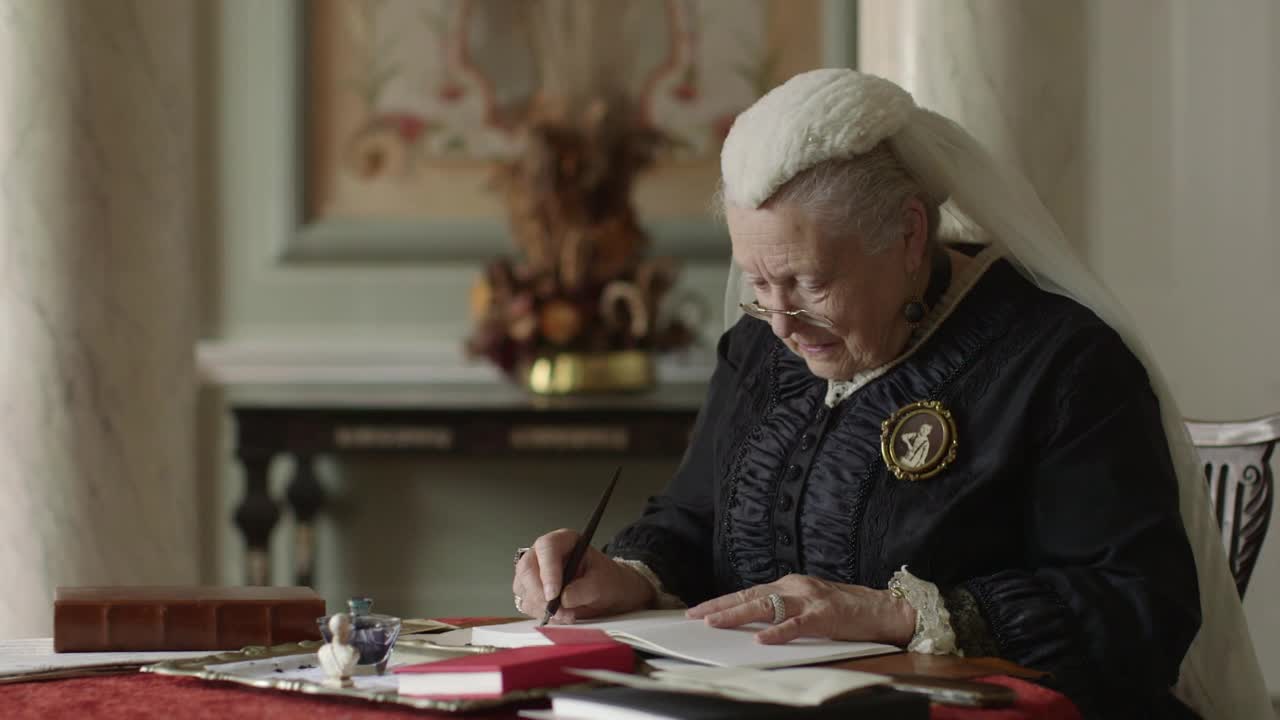 维多利亚女王微笑写信-维多利亚时代重演视频下载