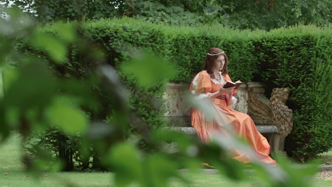 公主坐在外面花园的长凳上阅读——《格鲁吉亚时代的重演》视频下载