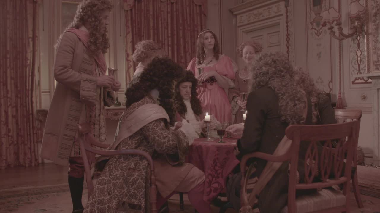 皇家公爵与其他公爵在桌上打牌-格鲁吉亚时代重演视频素材